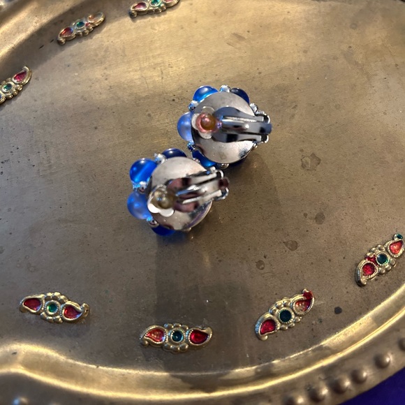VTG Blue Cluster Plastic beaded clip on earrings. Very pretty!! - Picture 5 of 5